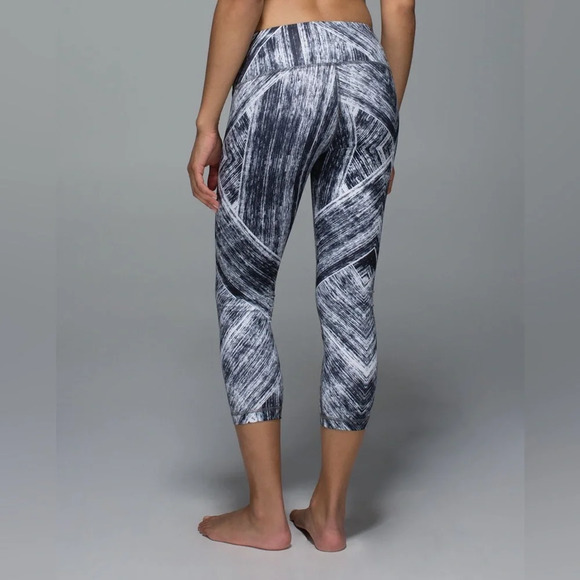 Lululemon Wunder Under Crop II *Full-On Luon Heat Wave White Black SZ 8 - Picture 2 of 6